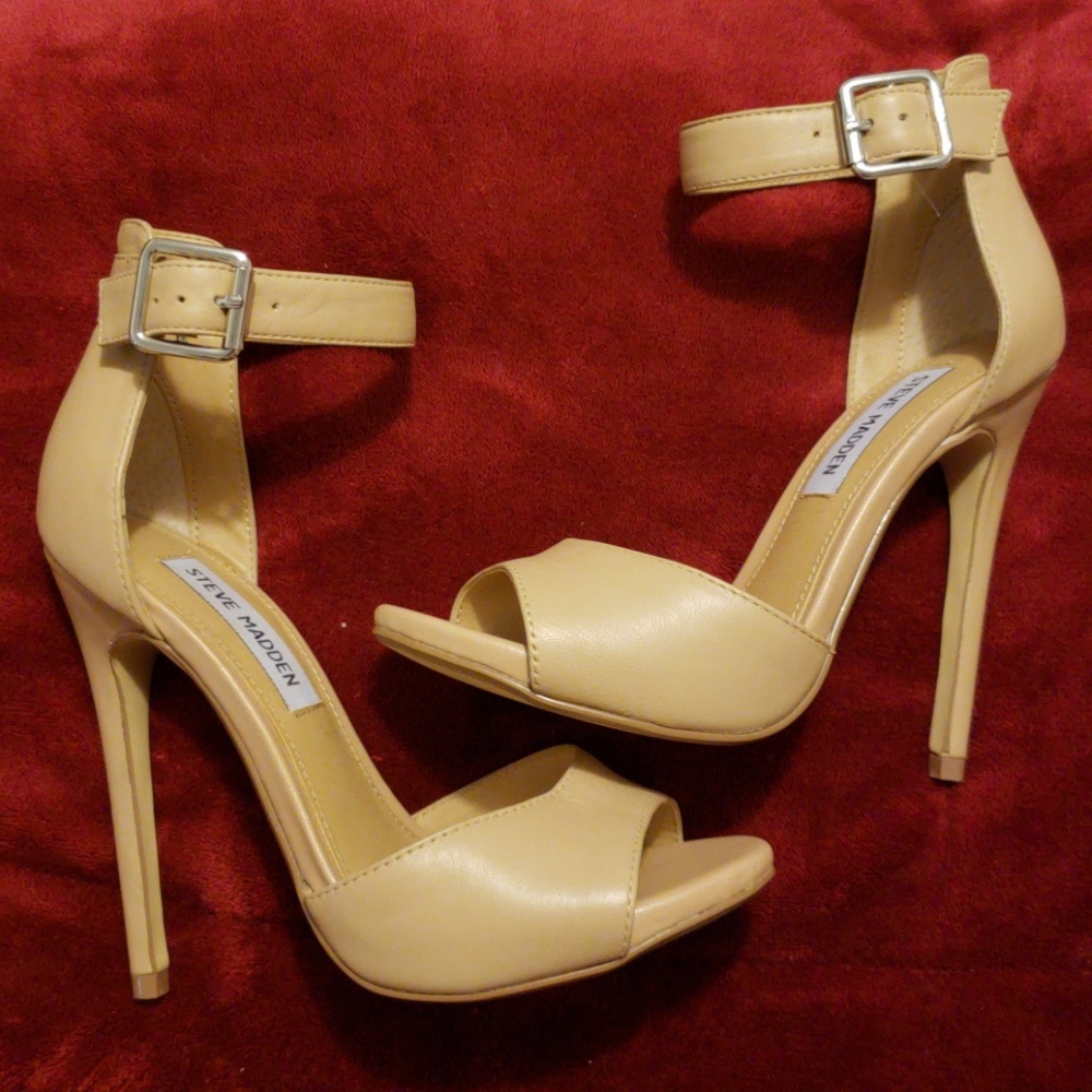 BRAND NEW, strappy Steve Madden heels